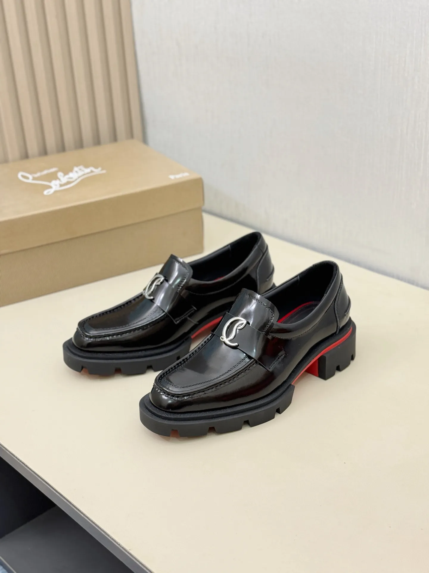 [CL～High-end men’s red-soled shoes] Top P: 880💰. Size: 39-44 (38.45.46 can be customized) 🆑Top original order purchasing agent Imported open-edge bead fabric and water-dyed cowhide inside 🉑️ Imported TPU rubber sole, wear-resistant and non-slip, full of European style.